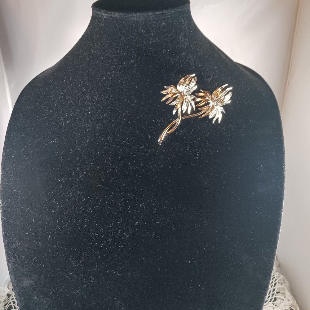 Vintage Crown Trifari Signed Scottish Thistle Flower Silver Tone Brooch Pin